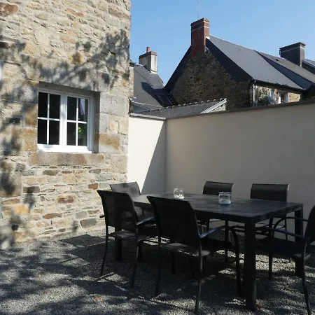 Gite Montoise Genêts Buitenkant foto